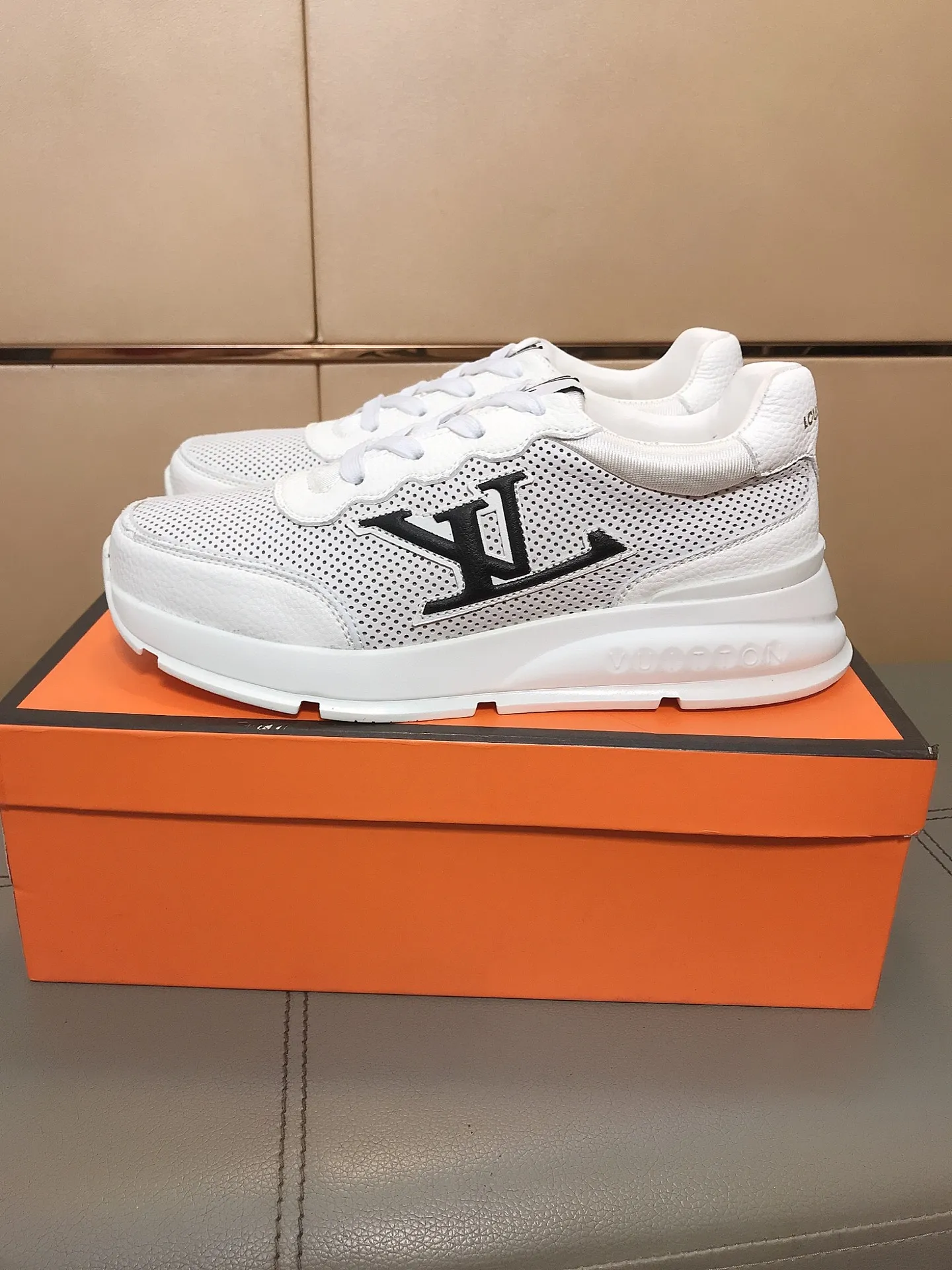 Ex-factory price 442 💎💎🔆New model launched [LV Louis Vuitton] The latest high-quality men's sports and casual shoes, European and American trends 🔰Perfectly blending noble quality and fashionable texture💋💋The upper is made of imported cowhide and sheepskin feet, creating a fashionable personality as a whole to set off your uniqueness! Classic style, cool and stylish trendy male image🌹 38-44👣